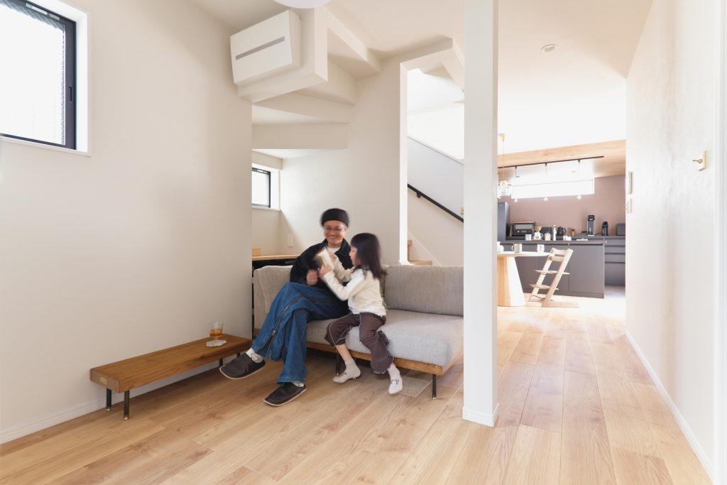 居室を取り込んで1階すべてがLDKに。階段で程よくゾーン分けできており、元はトイレだったスペースを利用したソファーコーナーはまるでヌック。ちょっとした収納も組み込んであり、ルーターなど生活感を感じさせてしまうものを隠しながら収納しています。