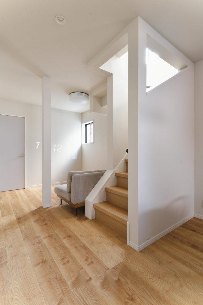 階段回りにあった壁をなくしてLDKを拡張。上階からの採光が得られるように壁を三角にくりぬいたところがちょうど良いアクセントにもなりました。