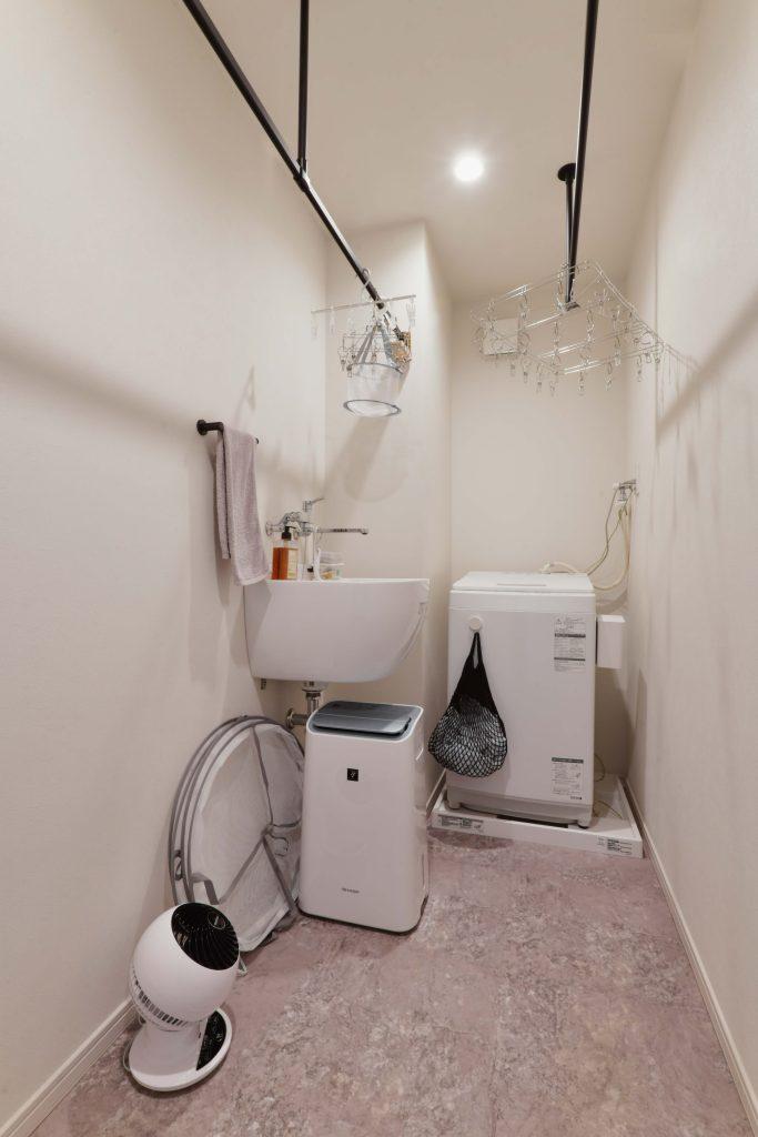 居室だったところをランドリールームとWICに。洗濯用流しもつけたのでお子さまの靴もストレスなく洗えます。