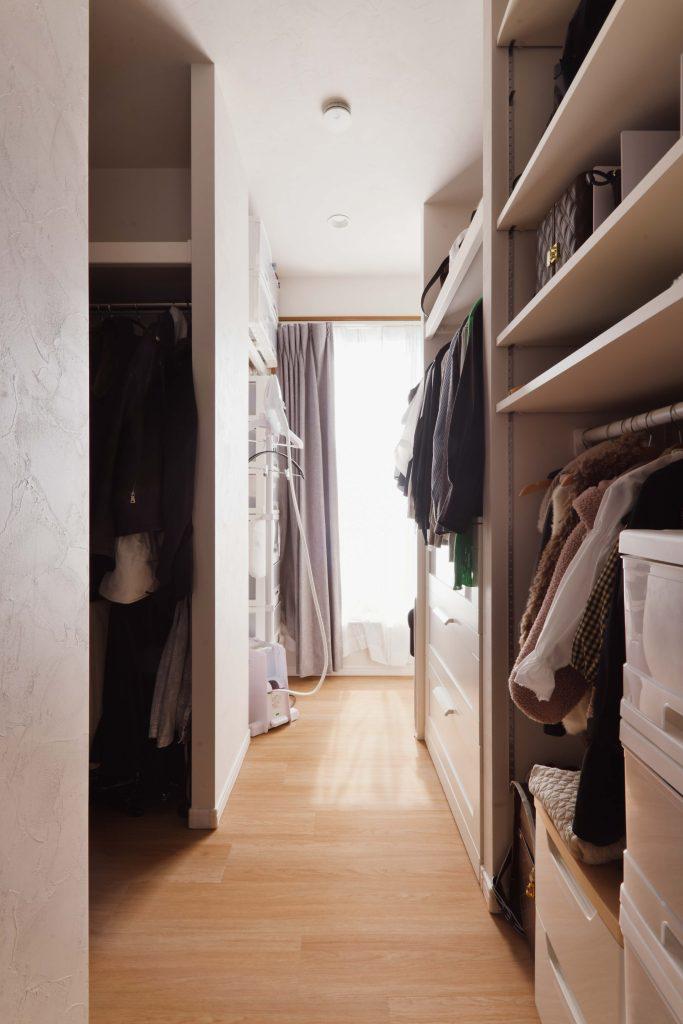 家族全員の服がしまえるファミリークローク。隣のランドリールームからもそれぞれの居室からのアクセスも良く使い勝手は抜群。