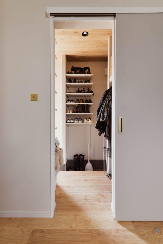 靴やカバン・コート類などしまいながらリビングに入れます。まさに「おかえり動線」