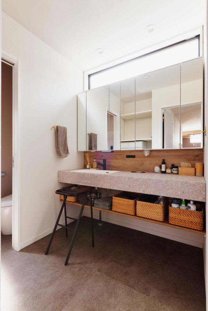 2人並んで使っても余裕の広さの洗面台。AICAのスマートサニタリーで造作洗面台の様な仕上がりです。