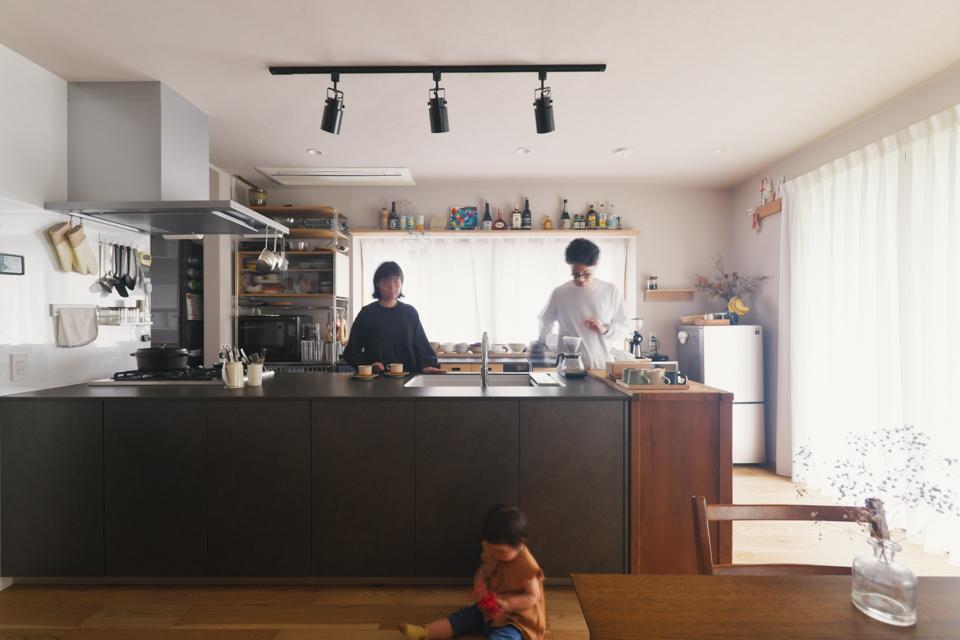 広くなったリビングの中心になる存在感のあるキッチン