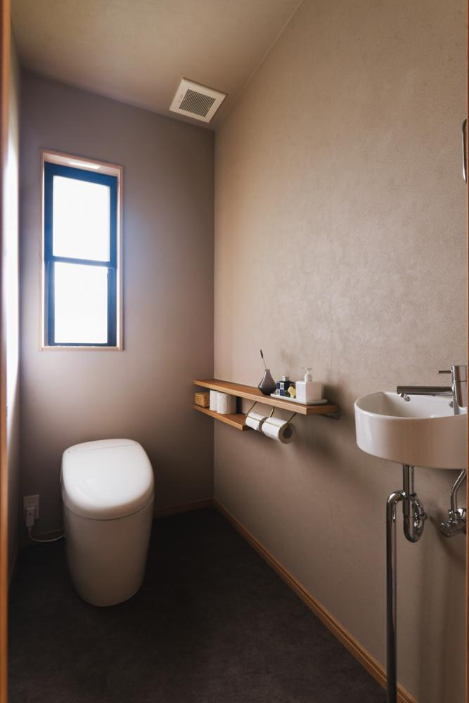 既製品の棚を上手く組み合わせて造作のような風合いに仕上げました。