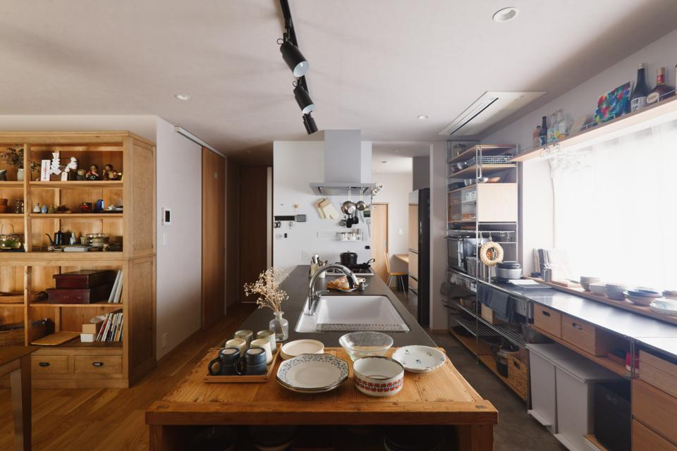 窓側のキッチン収納はすべて無印良品のステンレスシェルフとBOXを活用。このサイズに合わせて窓枠を調整しました。