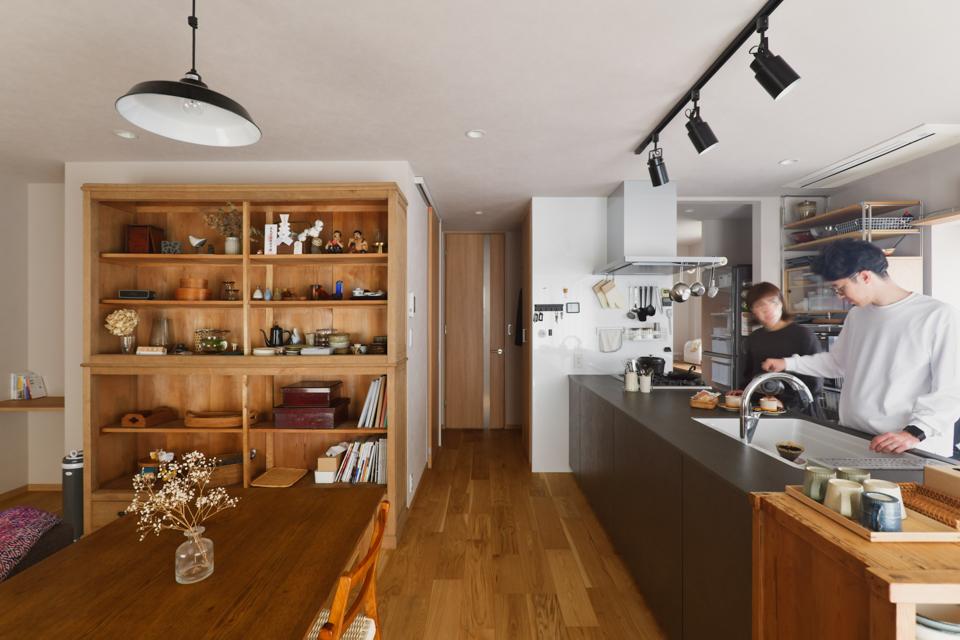 写真左側は置きたかったという古家具。収納上級者のご夫婦のセンスが光ります。