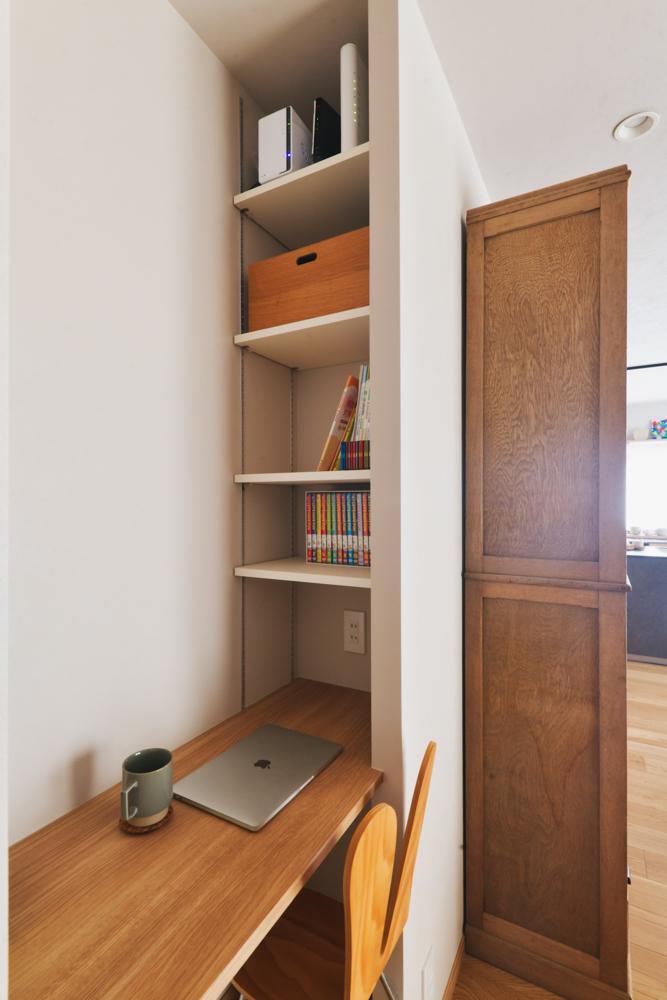 古家具を置く壁は家具の存在感を大事にしたいとあえて壁を伸ばしています。伸ばした分は丸見えにならない収納を設けてワークスペースもすっきり！