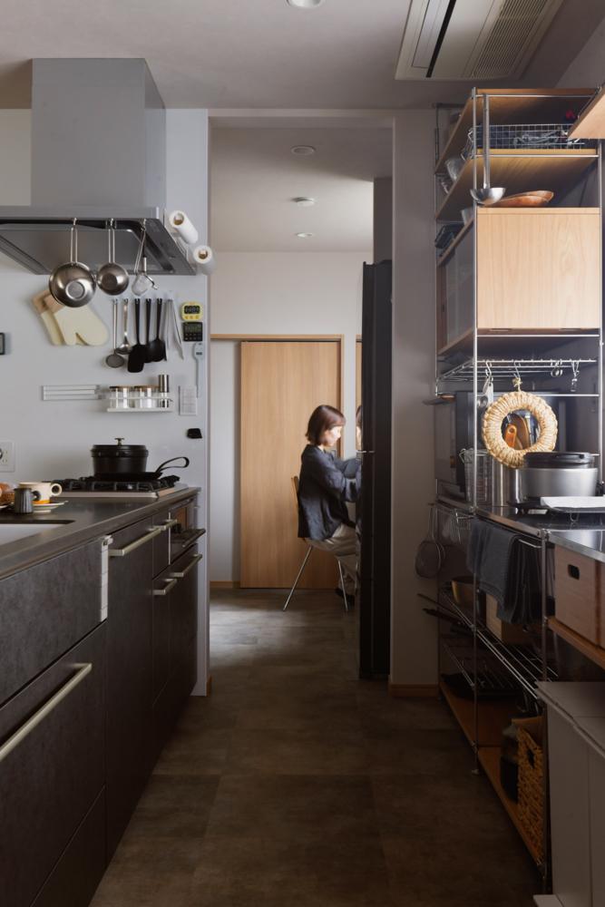 パントリーを抜けてキッチンに至る新しい動線を造りました。