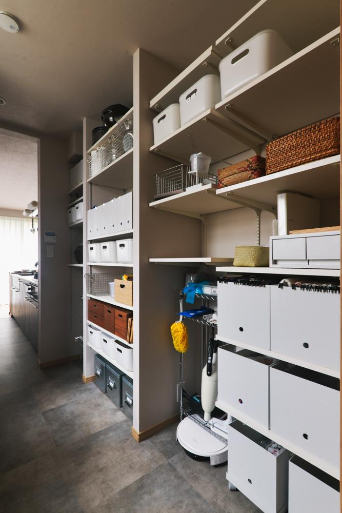 パントリーは無印良品のショールームかと見紛うレベルの完成度。キッチンに使うものはすべて収納できてとても便利なんだそうです。