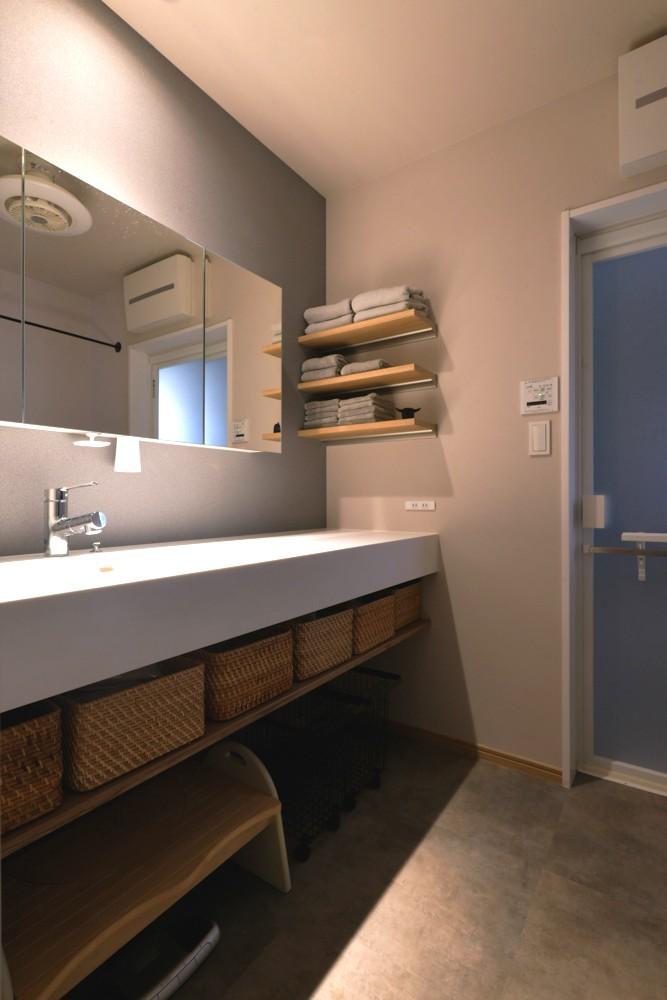 洗面室でも無印の篭を活用。ちょうど納まるように設計しました。間接照明を埋め込んで雰囲気もアップ！