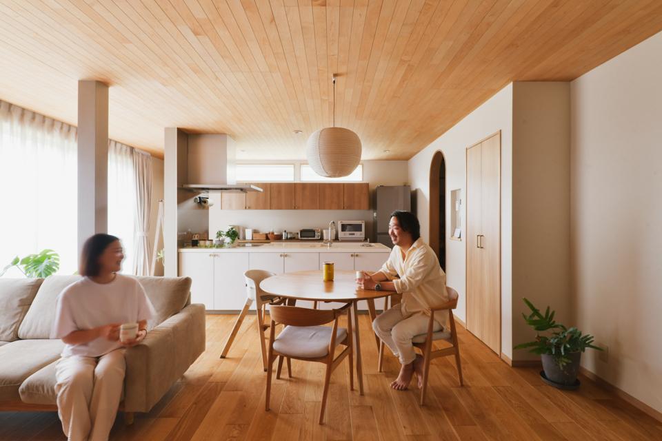 キッチンの周りをぐるぐる回れる回遊キッチン。お料理の配膳や後片付けもラクチンです。