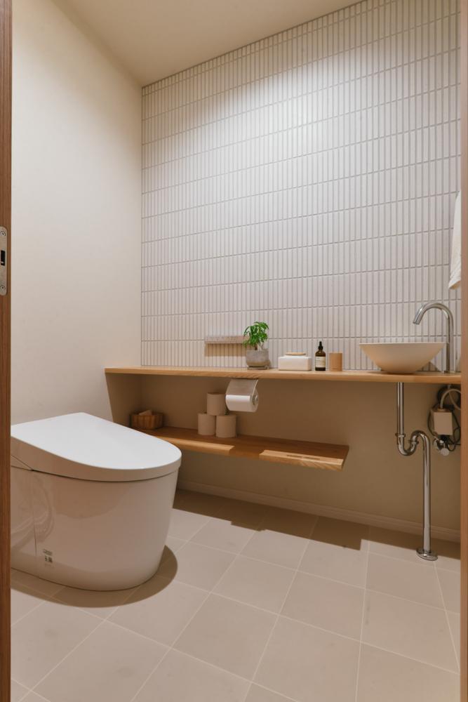 一面にタイルを貼って上質な雰囲気に。