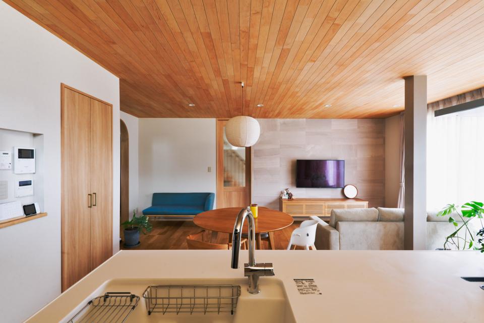 対面のレイアウトで眺めの良いキッチンになりました。TV面はエコカラットでアクセントをつけ、リビングドアを通して階段がほの見えるのも素敵です。