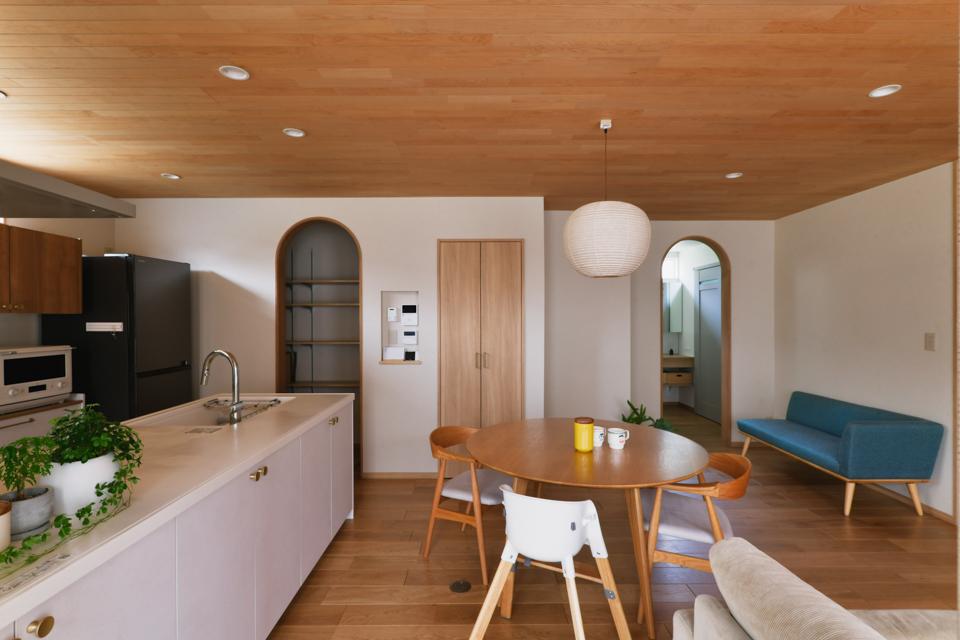 キッチンのダイニング側にも付けた収納がとっても便利。リビングで使うあれこれがきちんとしまえます。