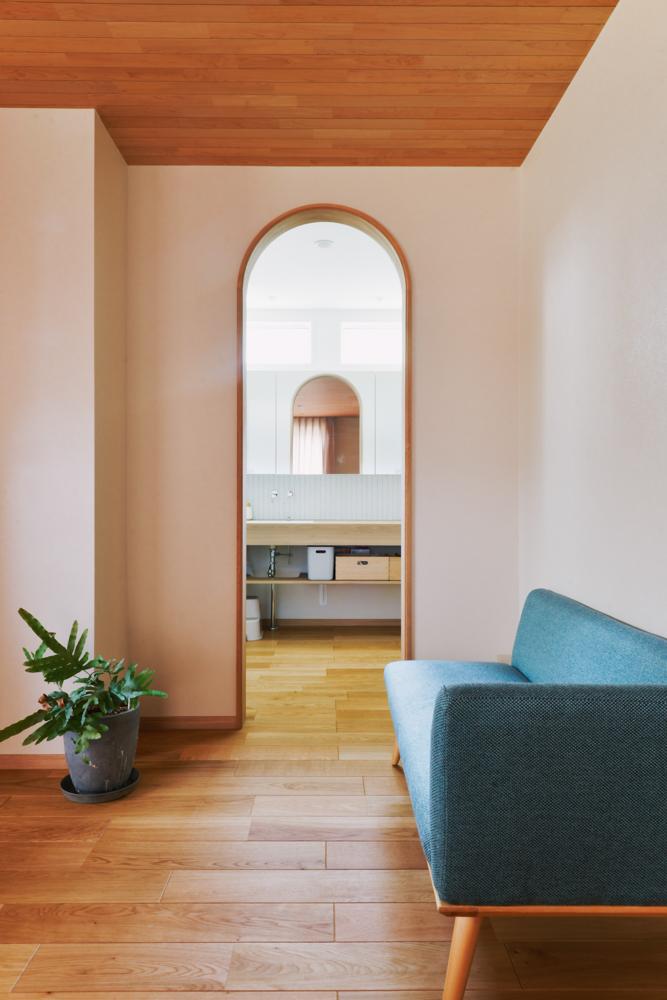 こちらは洗面室に繋がるアーチ入口。敢えて扉を付けずに素敵な造作洗面台が垣間見えるのもグッドです。