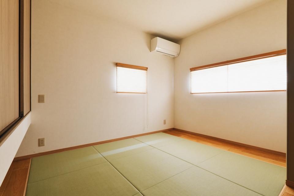 以前のLDKだったところは和室に改装。圧迫感を出さないように吊り収納にしました。