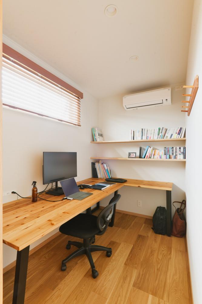 ご主人様のワークスペースは2階に設けました。オンとオフがしっかり切り替わるので集中できます。