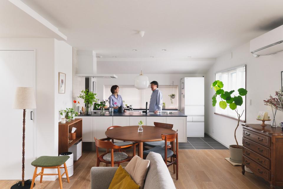 2部屋と廊下だったところを合わせて広々LDKを実現しました。白を基調に木目を生かす北欧モダンなテイストで気持ちの良い空間になりました。