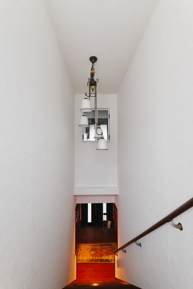 玄関を共有するスタイルの二世帯住宅なので、階段がいわば2階世帯の入口。すっきりした雰囲気が素敵です。