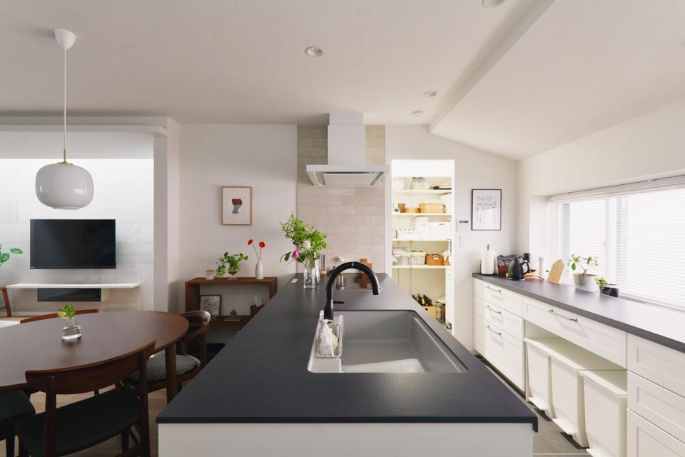 キッチンの奥にはパントリーも造りました。パントリーの隣にはWICも併設。