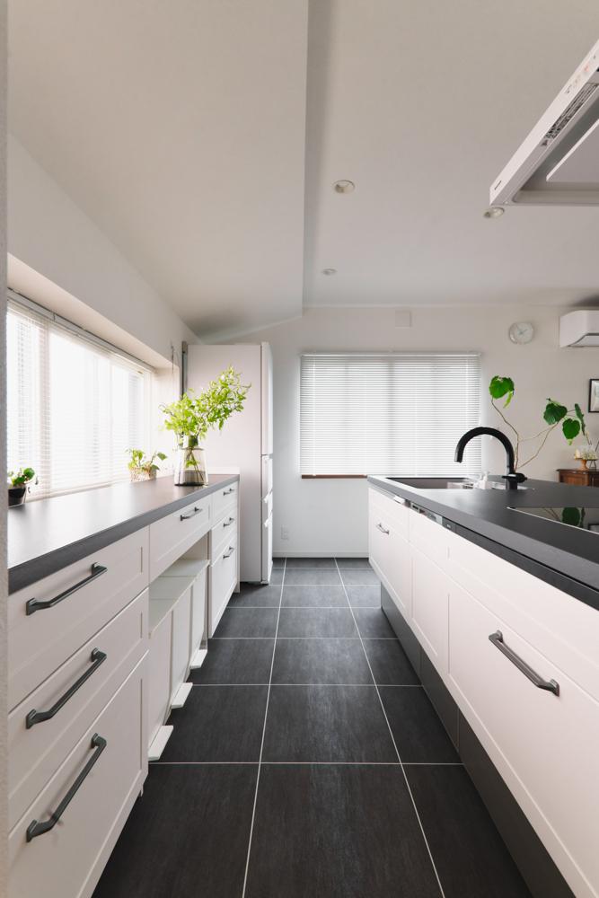 モノトーンのキッチンに合わせた目地を入れたフロアタイルがお洒落です。