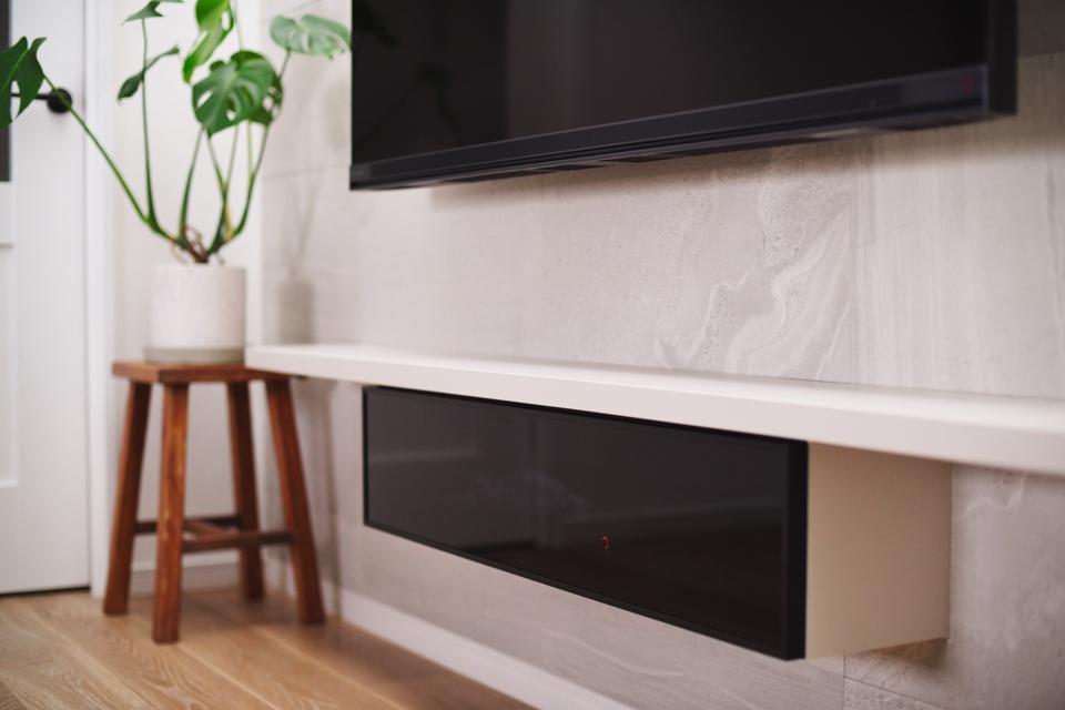 テレビの背面はエコカラット張り。半埋込のオリジナルテレビボードもお洒落です。