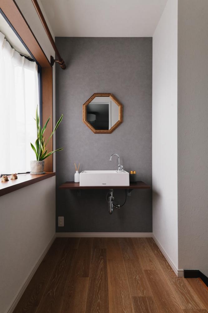 2階の階段ホールに設けた手洗い。窓のある明るい場所と上品な内装で雰囲気も上々。