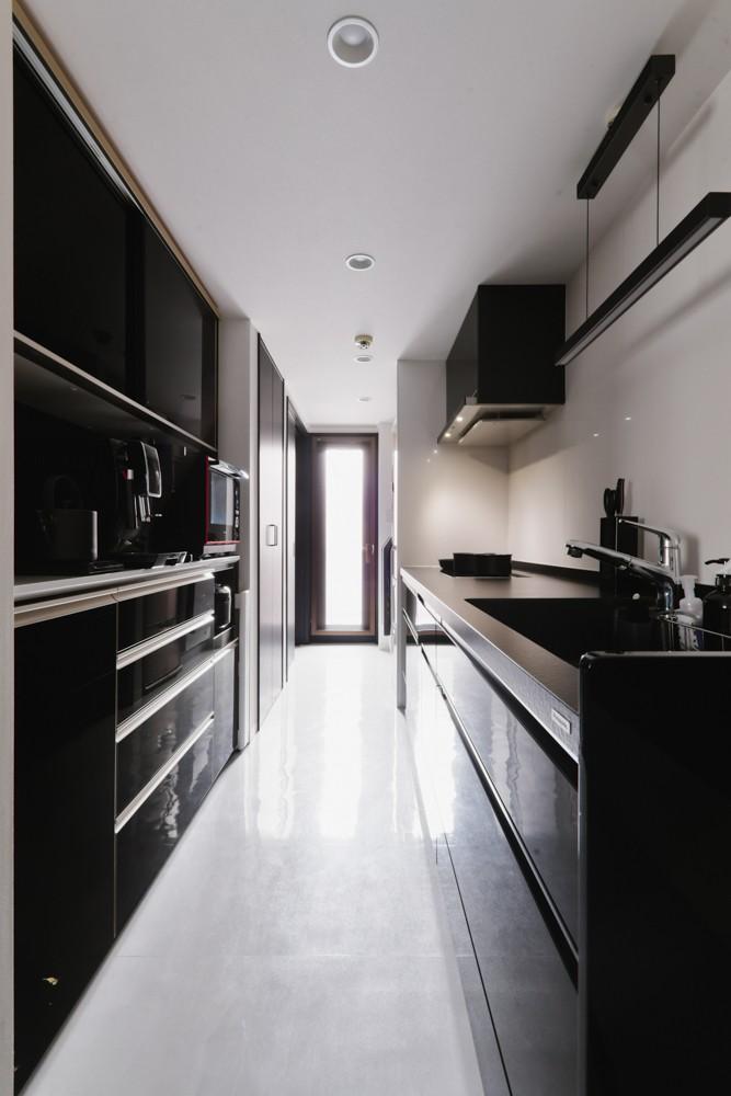 キッチンもモノトーンで統一。鏡面ブラックがきれいです。