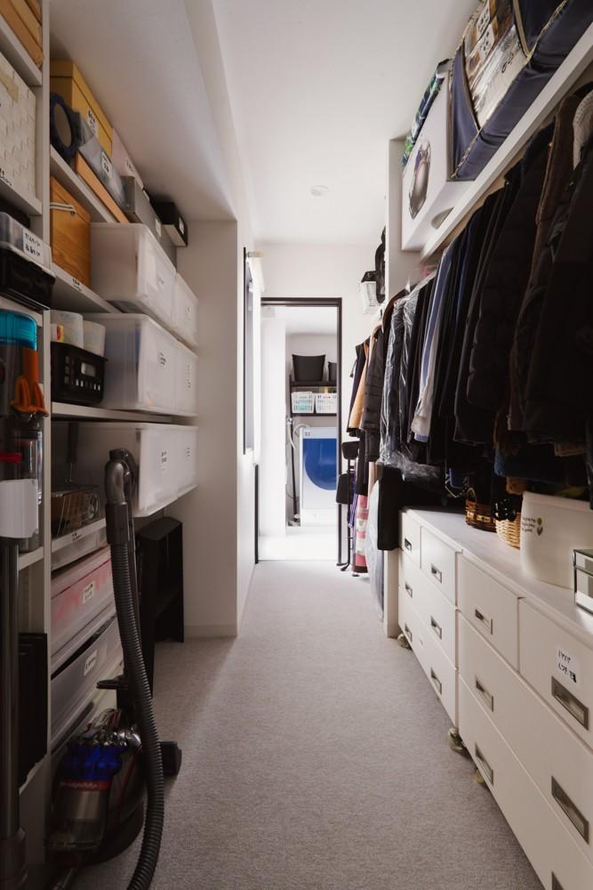 生活感を最大限抑えるには収納計画が大切！衣類・日用品などなど効率よくしまえるように設計しました。ウォークスルークローゼットなので収納を通り抜けてキッチンに至る回遊動線になり、劇的効率の良い生活動線になりました。