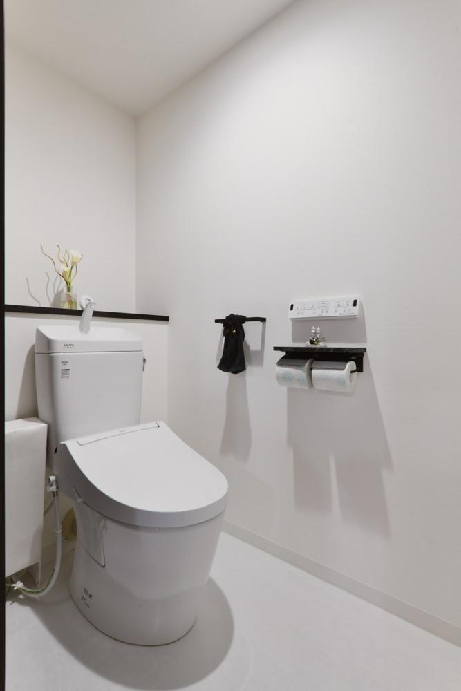 トイレは清潔感のある白。