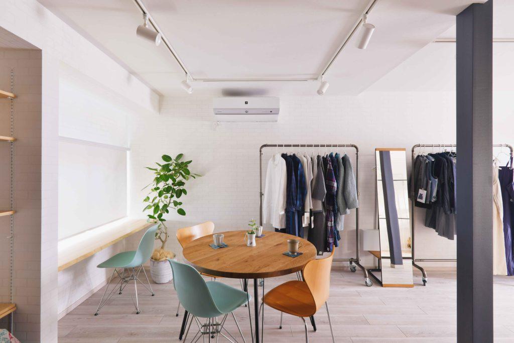 サロンにはライティング照明を採用して、商品に合わせ、季節に合わせて自由にアレンジできるようにしました。