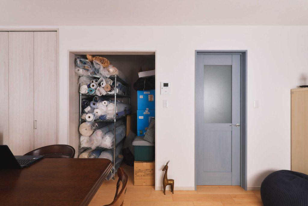 2階のご自宅部分には大きな収納を造りました。生地をスムーズに出し入れできるように奥行きをしっかり計算しています。