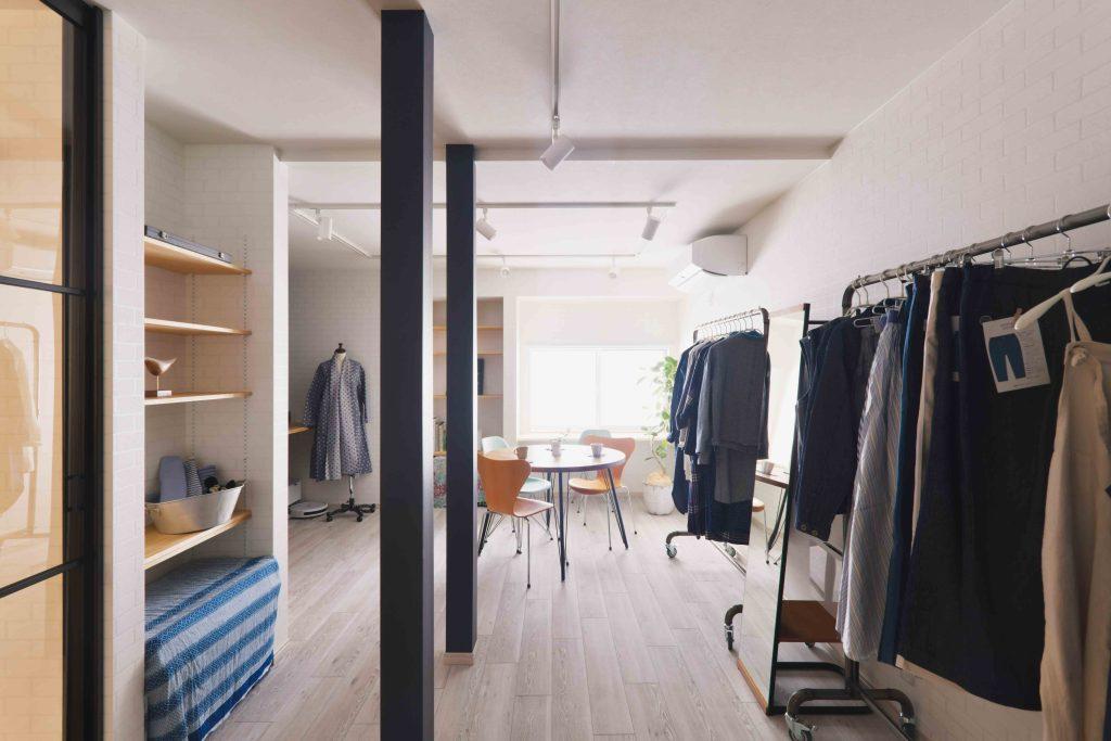 間取り変更で残した柱にアクセントクロスを巻いてお洒落に演出。写真左の棚は元床の間。