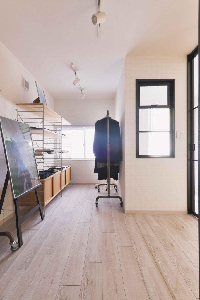 サロンと玄関をつなぐ室内窓を付けました。