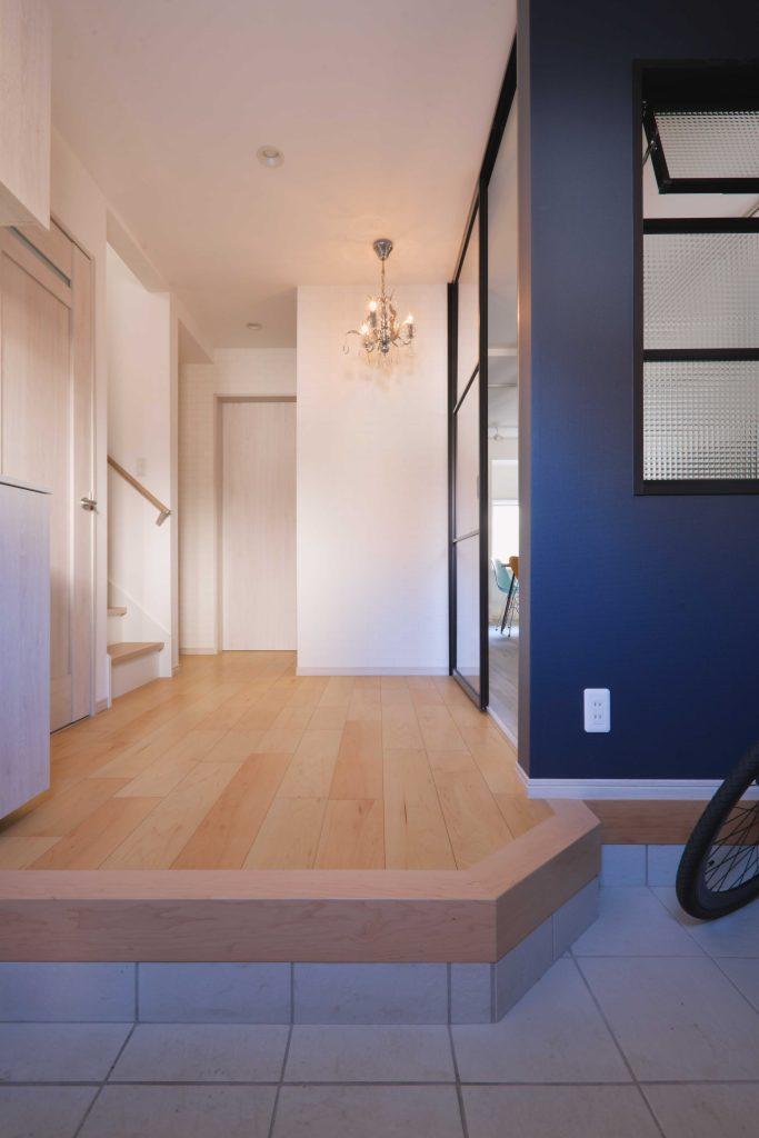 サロンのお客様も利用するため玄関は拡張。