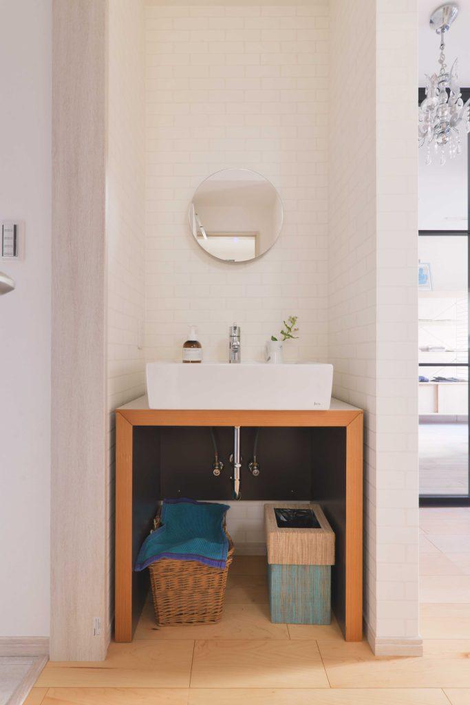 お客様にも使っていただく洗面は造作で小粋に仕上げました。