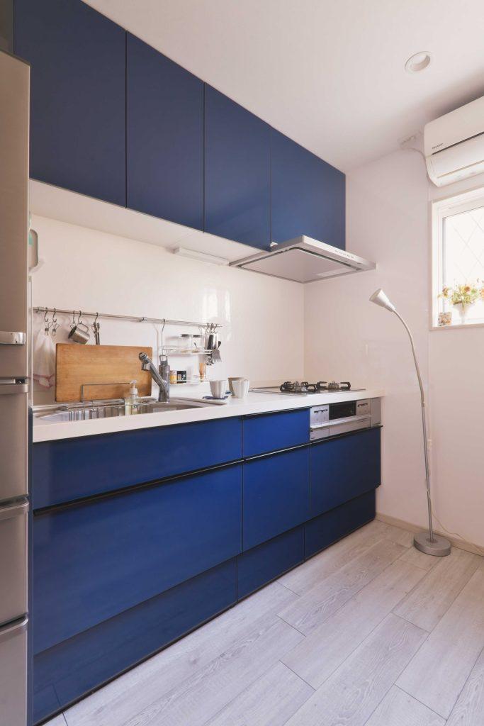 キッチンスペースは大きくサイズダウンしてその分サロンを広く確保しました。でもキッチン本体はこだわってアパレルブランドのテーマカラーであるブルーをチョイス。