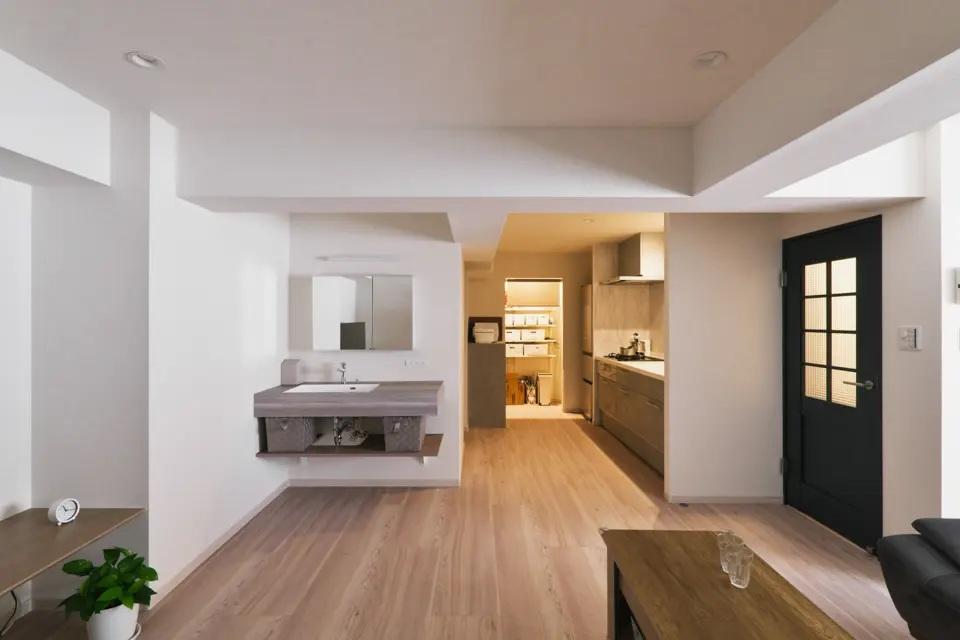 リビングの中にあってお洒落に見えることを意識しました。AICAのスマートサニタリーUを採用して、洗面室には納まりきれない広さを叶えました。