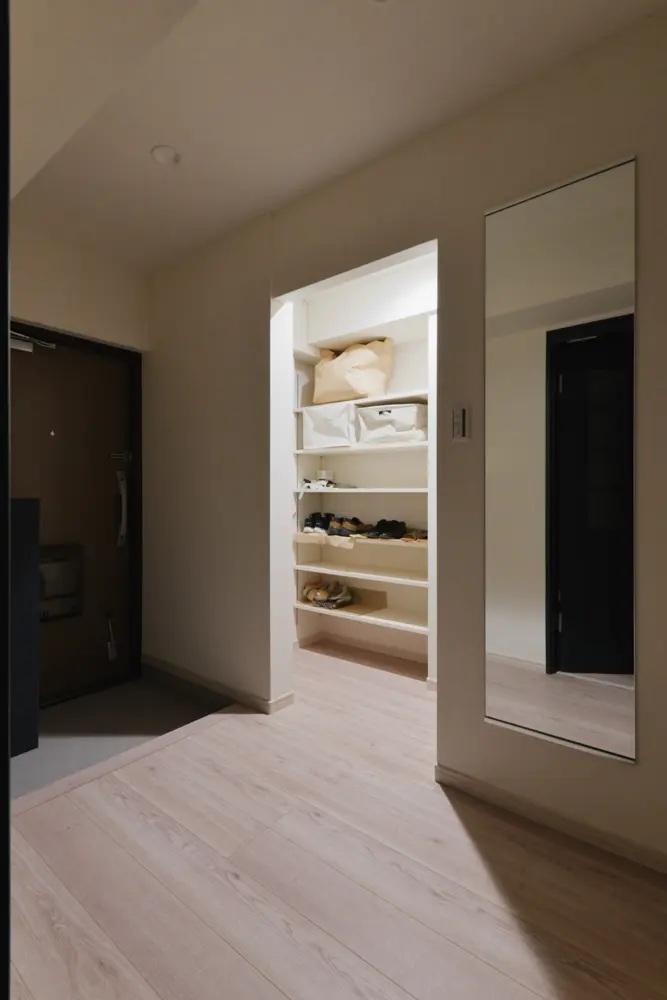 床面積を広げたことで脱いだ靴をスムーズにしまえたり、大きなモノの
収納場所としても便利に使えるようになりました。