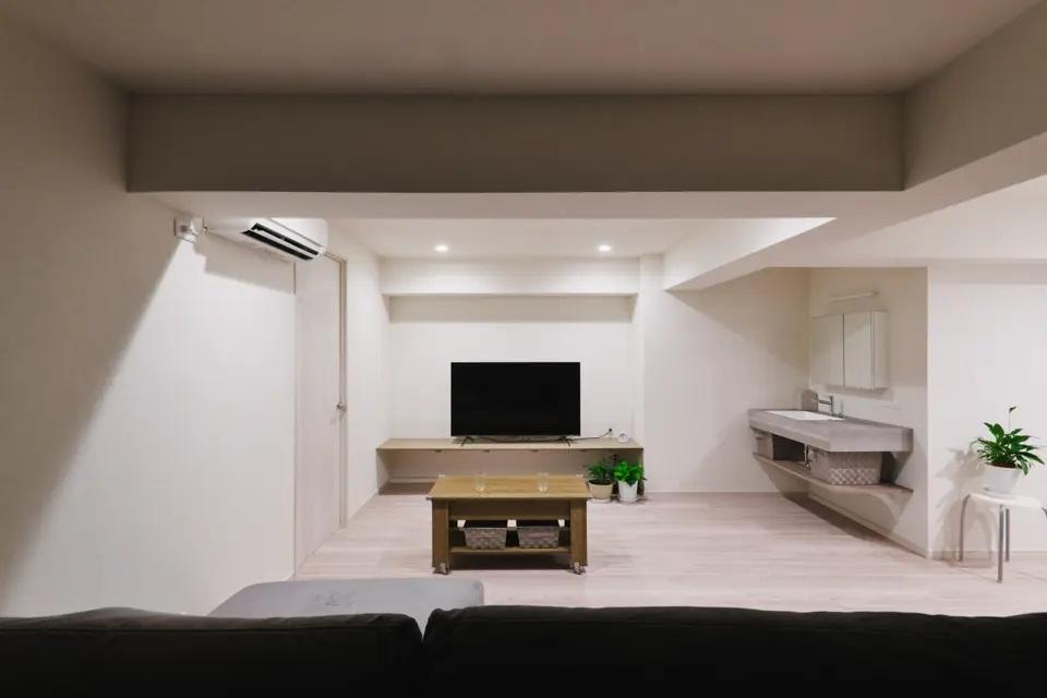 築古のマンションということもあり天井高が低め・天井裏のふところが浅いというデメリットの中で、浅型タイプのダウンライトを採用して照明計画もばっちり。