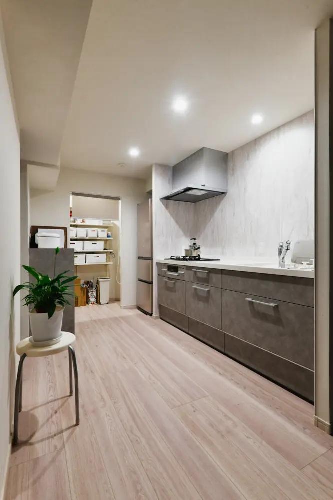 キッチンは180度向きをかえて移動しました。生まれたスペースをキッチンパントリーにしたのでキッチンはいつでもすっきり。しかも変形のマンションがすっきり見えるようになったのも◎。