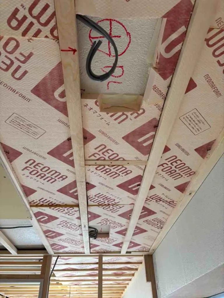 断熱アップについては、外壁に面する壁と天井面に断熱ボードを入れています。リビングには床暖房。大きな窓には内窓を入れて万全の断熱対策を施しました。