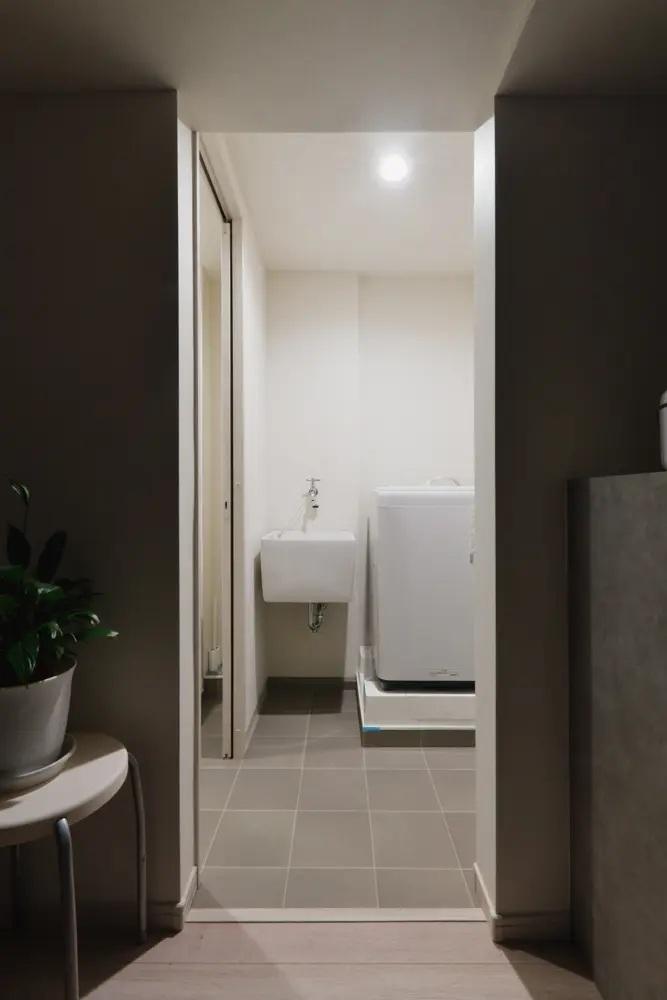 洗面室から洗面台がなくなったことでスロップシンクを設置。お洗濯やおそうじが気持よくできます！