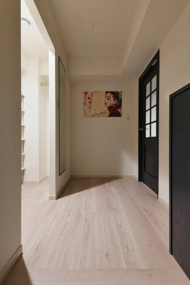 写真左には大きなシューズクロークがあります。土間部分をサイズダウンして床面積を広げたことで玄関ホールが広々感じられるようになりました。