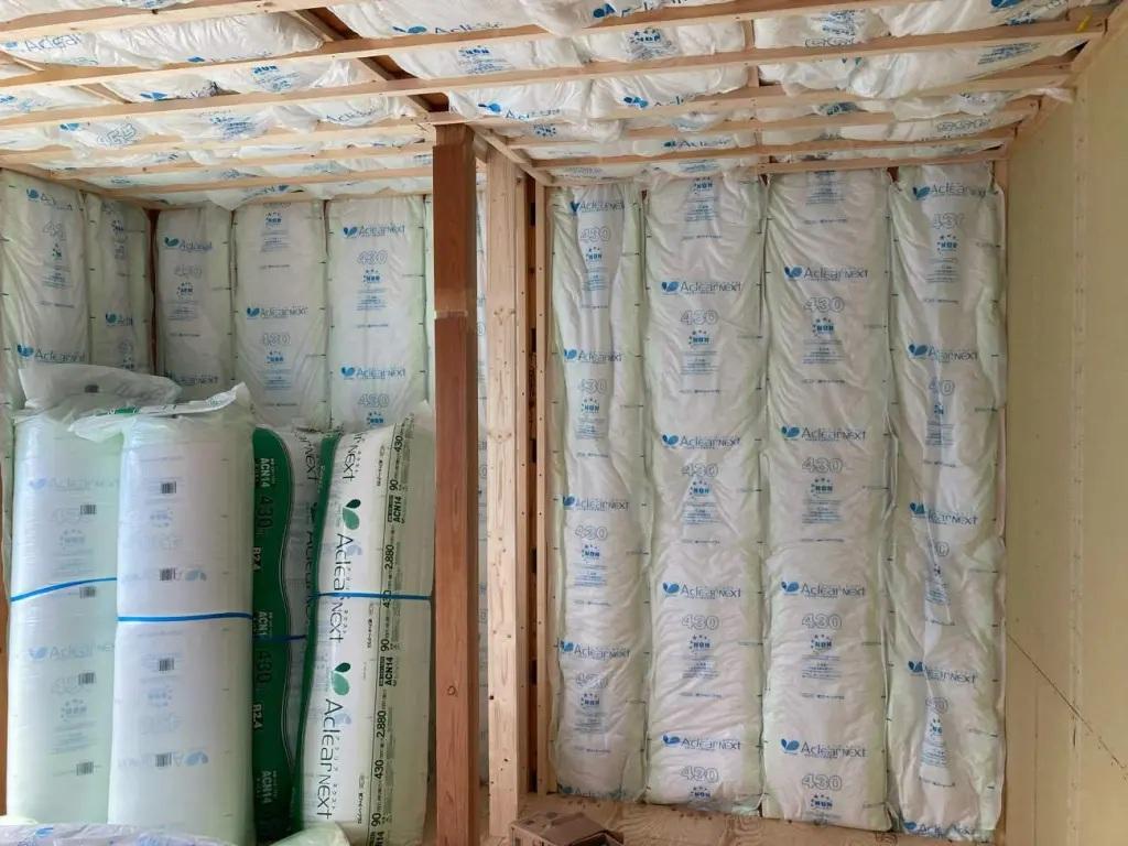 この先ずっと安心・快適に暮せるようにしっかり断熱対策。外壁面や天井など必要な場所に断熱材を充填。窓は二重にして一年を通して快適で省エネ！