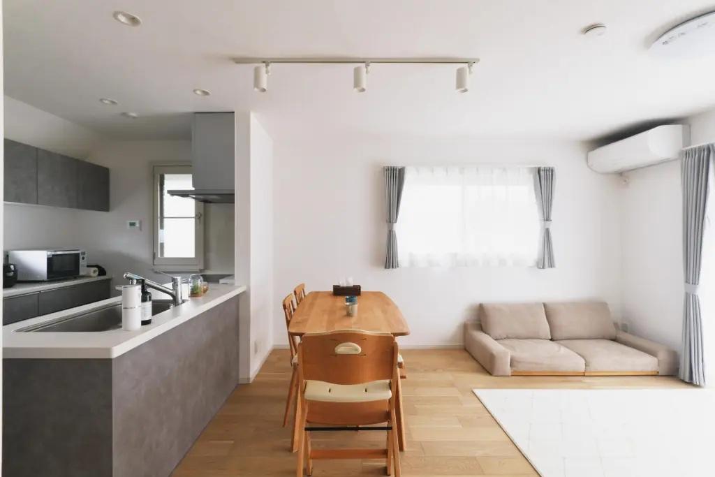 キッチンやカーテンのグレーを差し色にして内装をコーディネート。落ち着いた雰囲気になりました。