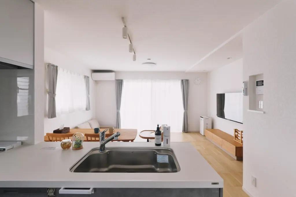 キッチンは壁付けから対面にレイアウト変更。お料理中もお子様の様子が確認できます。