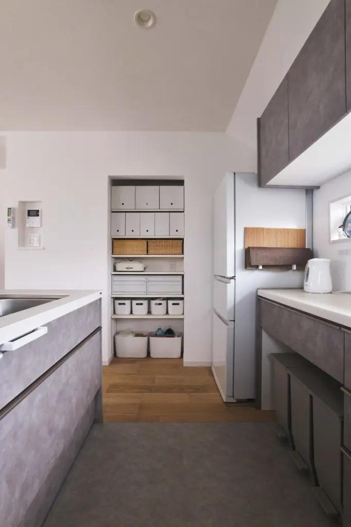 階段のレイアウト変更で生まれたスペースを収納に。キッチンパントリーは壁に埋め込まれているような造りで可動棚でアレンジできます。無印良品の収納グッズがシンデレラフィット。使いやすく見た目も美しく、気分も上がります！