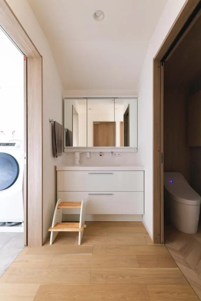 こちらは2階子世帯の洗面台。1階も同じ位置にオープンスタイルで設置しています。左側の脱衣室と洗面台を分けることで、使いやすいオープンな洗面スペースになりました。