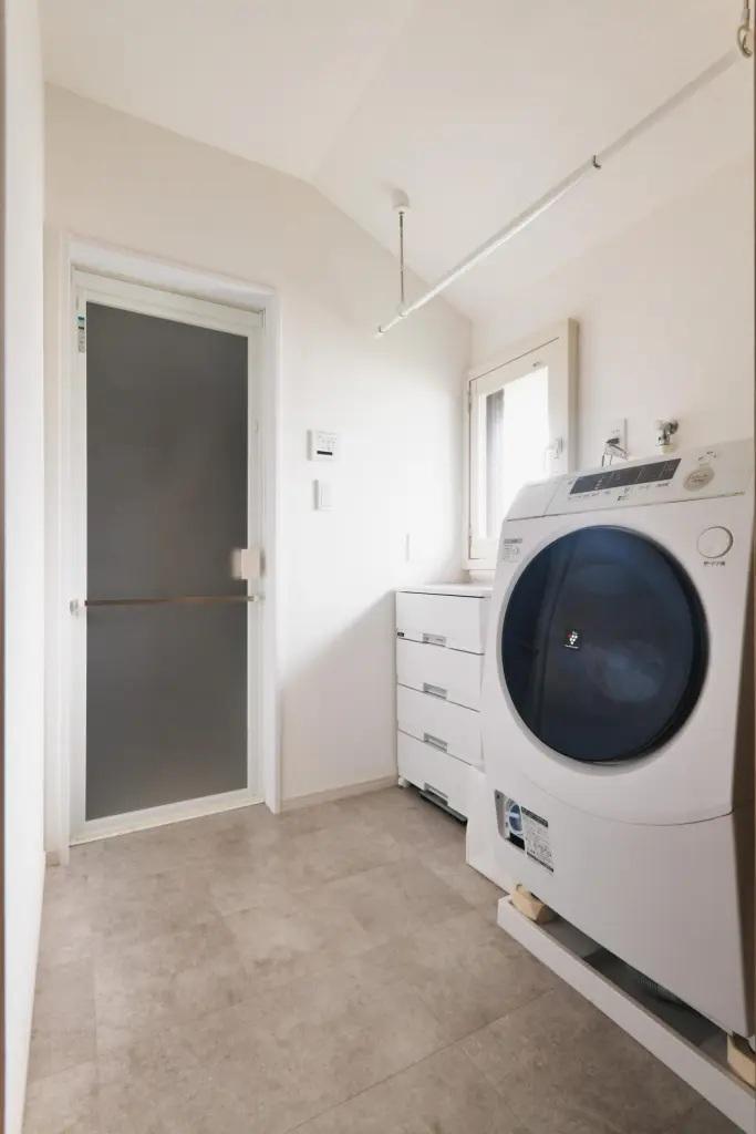 子育て世代はお洗濯が多い！ゆったり使えるランドリースペースには仮干しできる仕組みも作ってあるので、家事も気持ちよくできます。